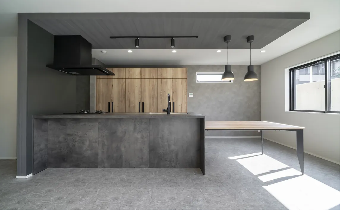 ダイニング⼀体型キッチンの存在感あるスタイル