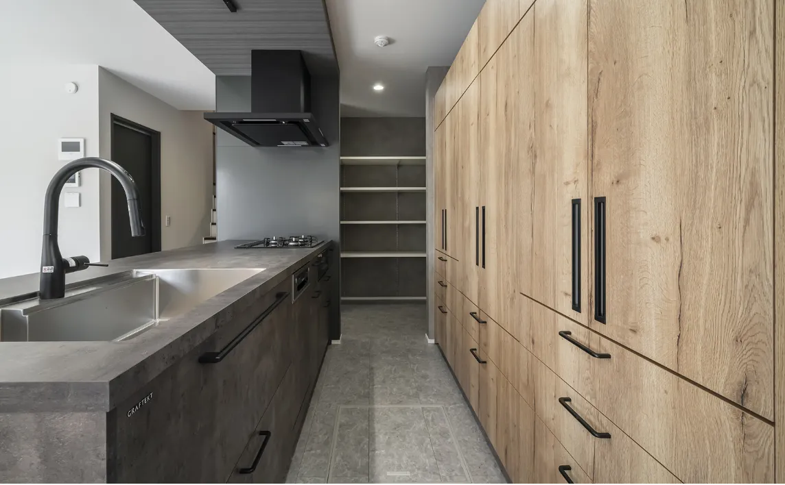 ダイニング⼀体型キッチンの存在感あるスタイル