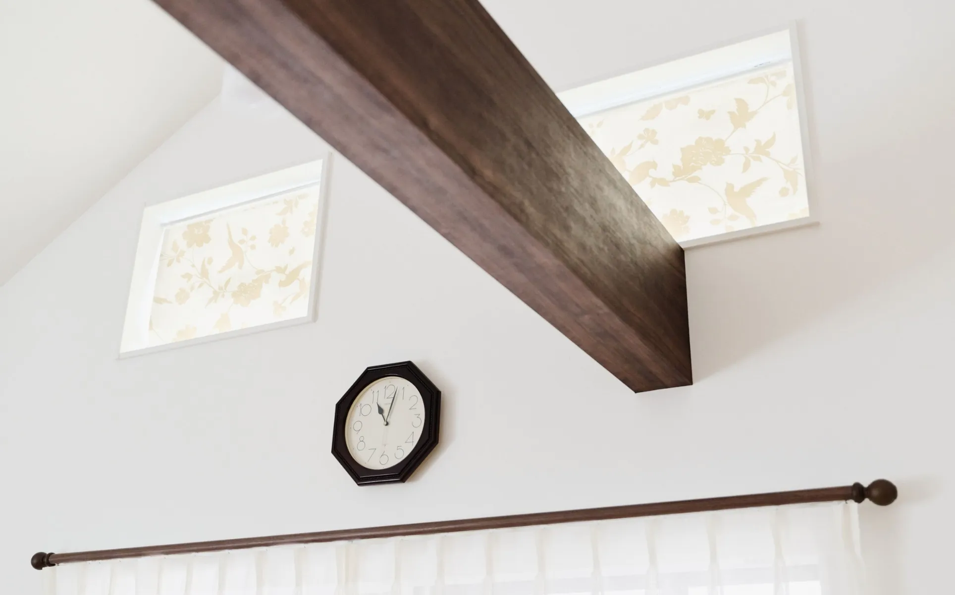 リビングの重厚さを支える強固な梁