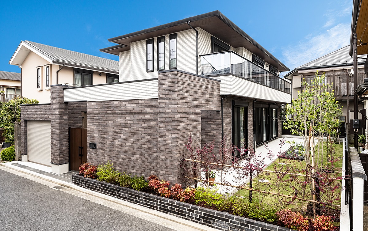 横線基調とバットレス、タイル張りの外観が魅力的な住まい