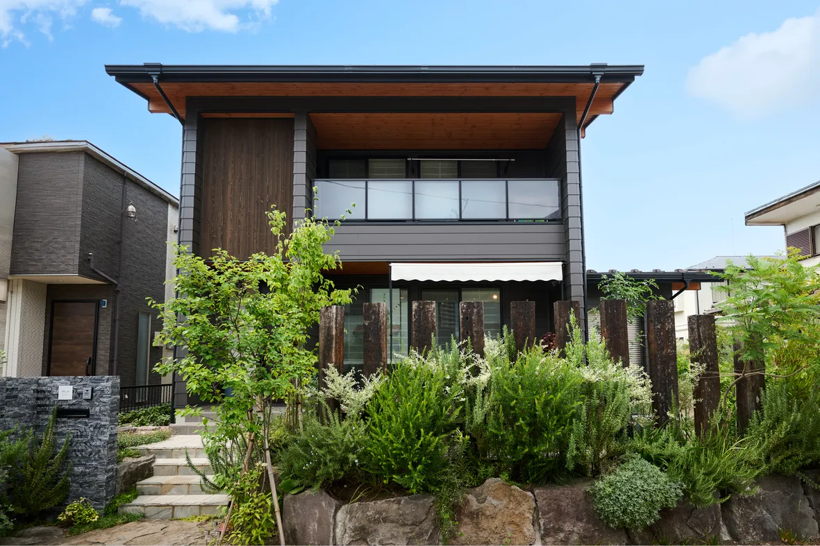 ３匹の猫と快適に暮らす、梁のある家