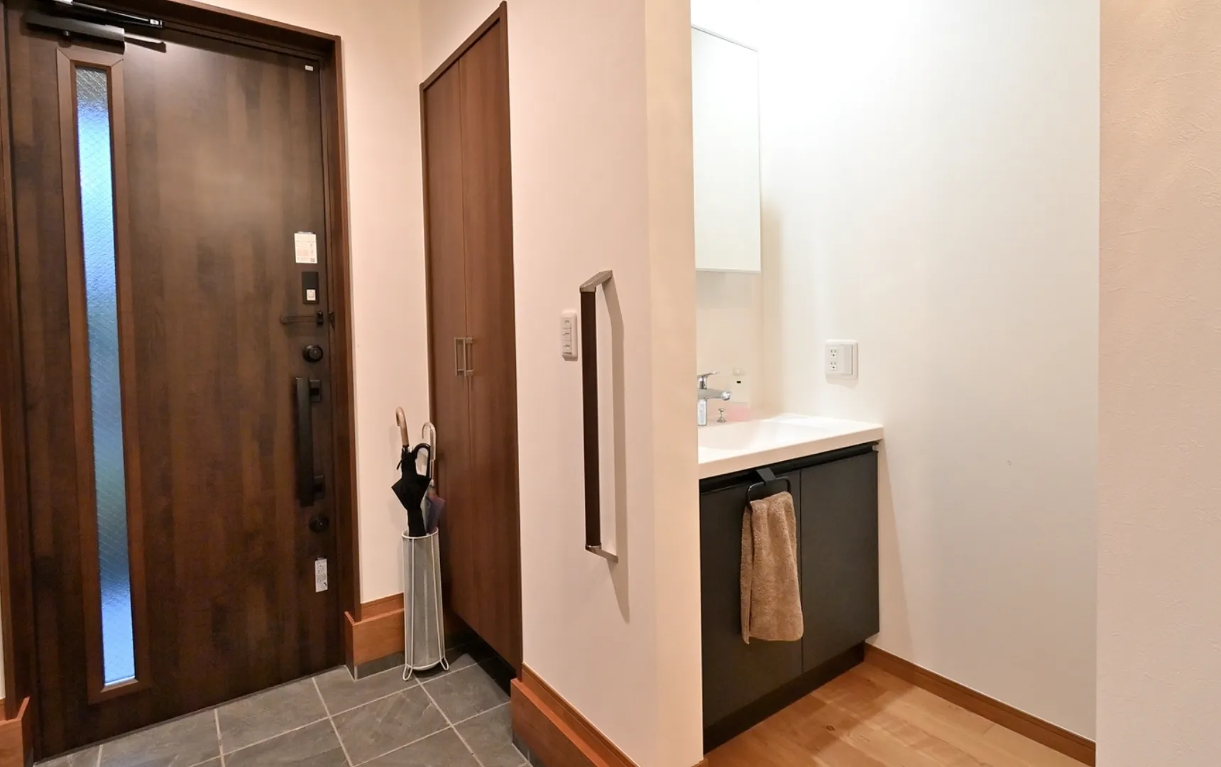 玄関ホールの「ただいま洗面」