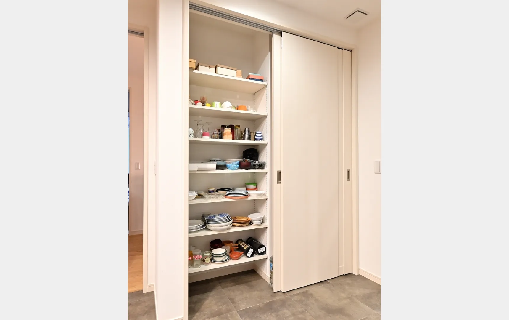 2階キッチンの食器棚