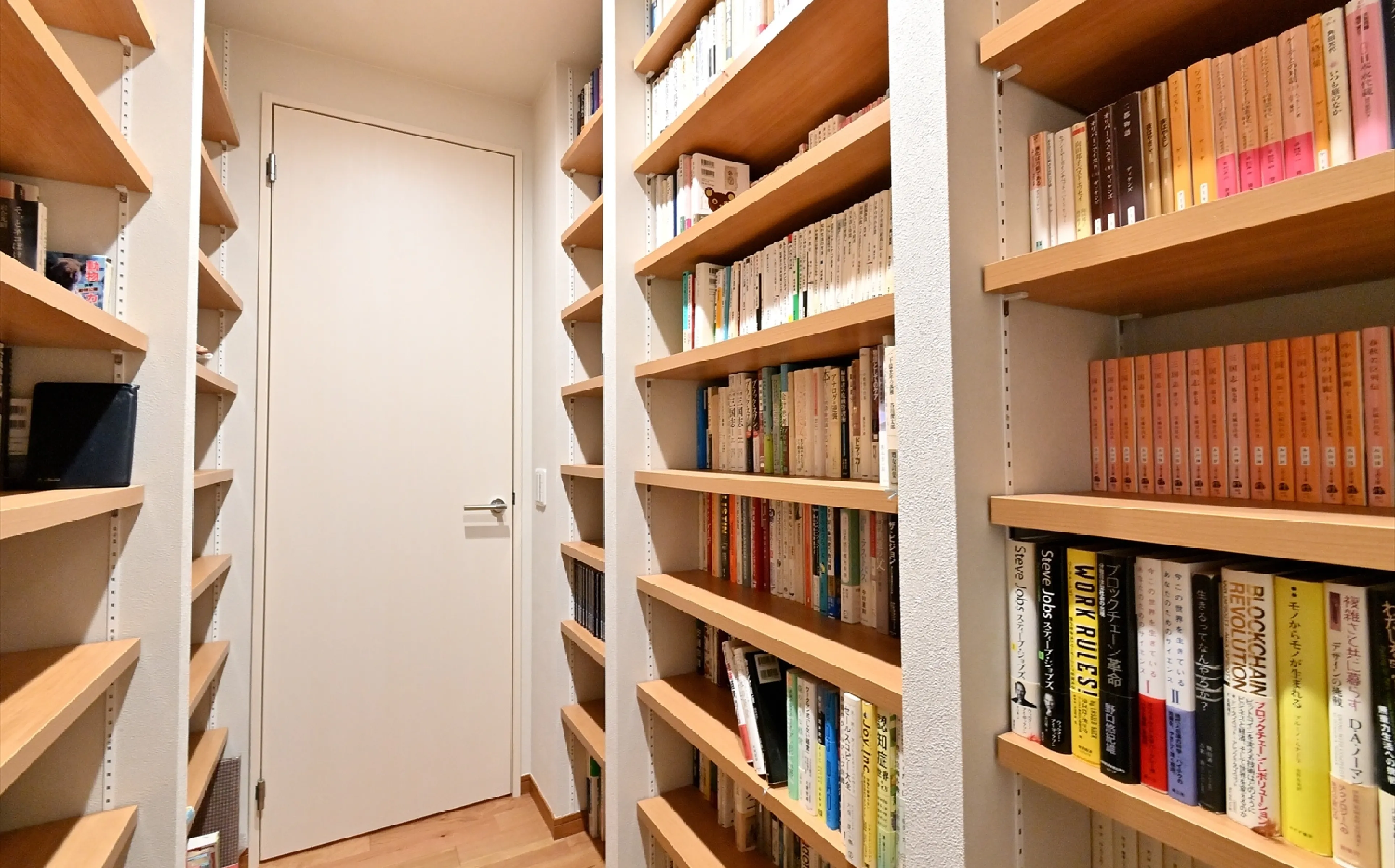 ご夫妻共通の趣味である本の収納専用の1室