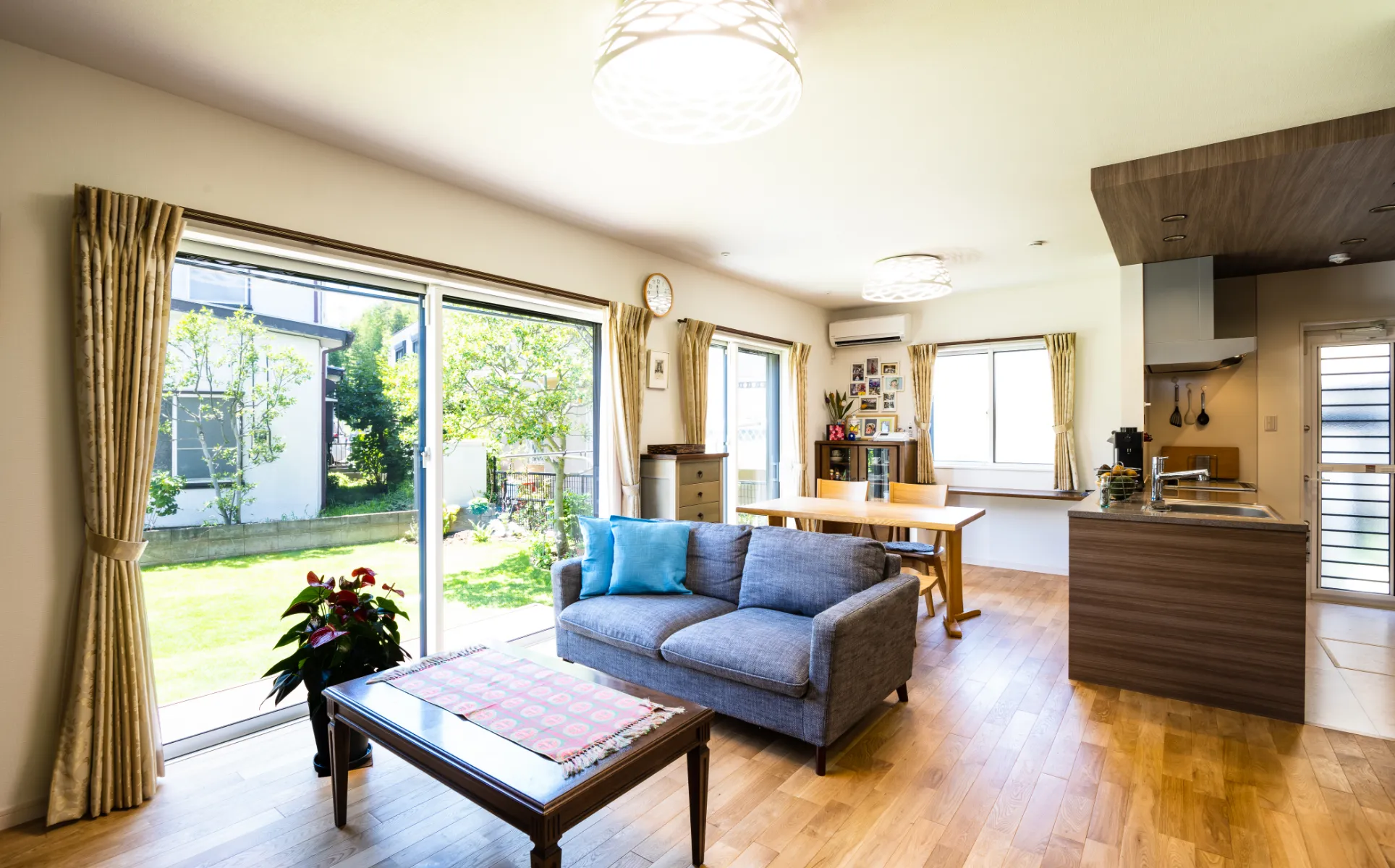 南側の広い庭を眺めることができるLDK