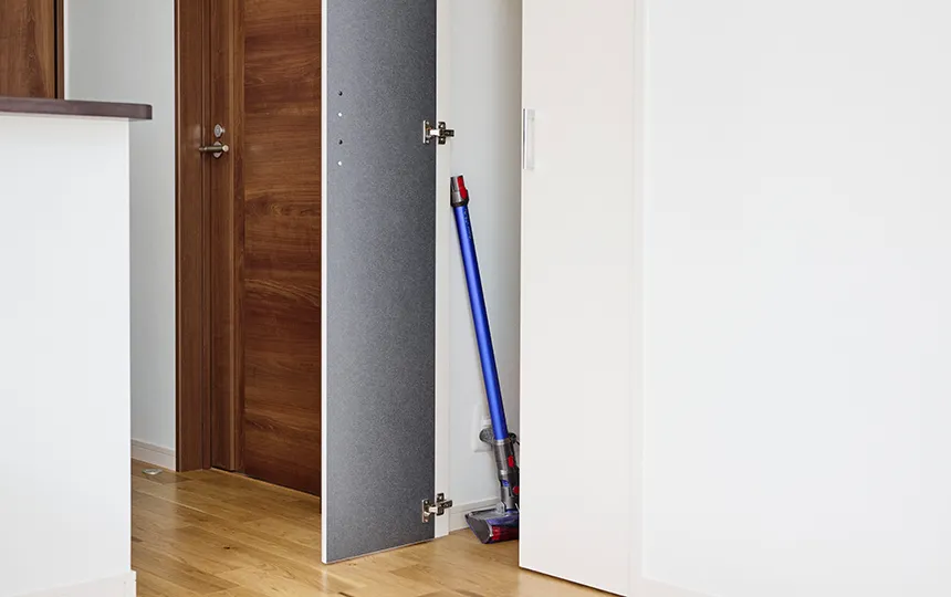 コンセント付きの階段下収納