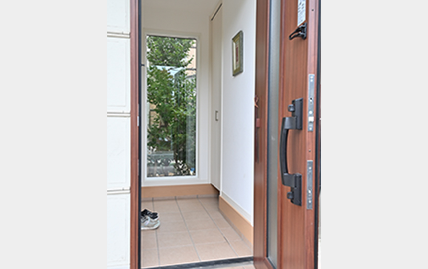 庭が臨める玄関