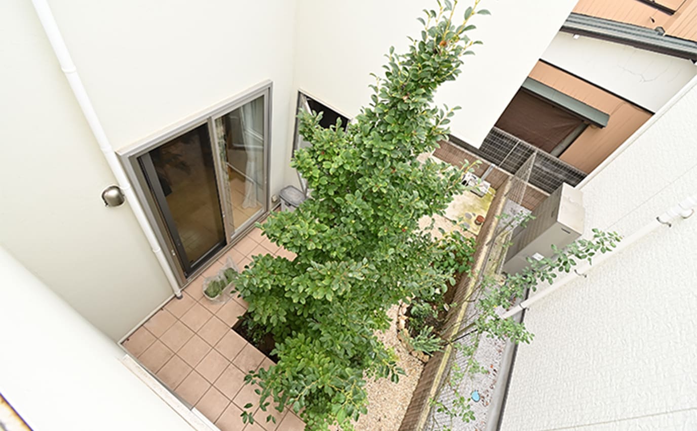 家に帰るのがうれしくなる、中庭をのぞむ「コの字型」の家