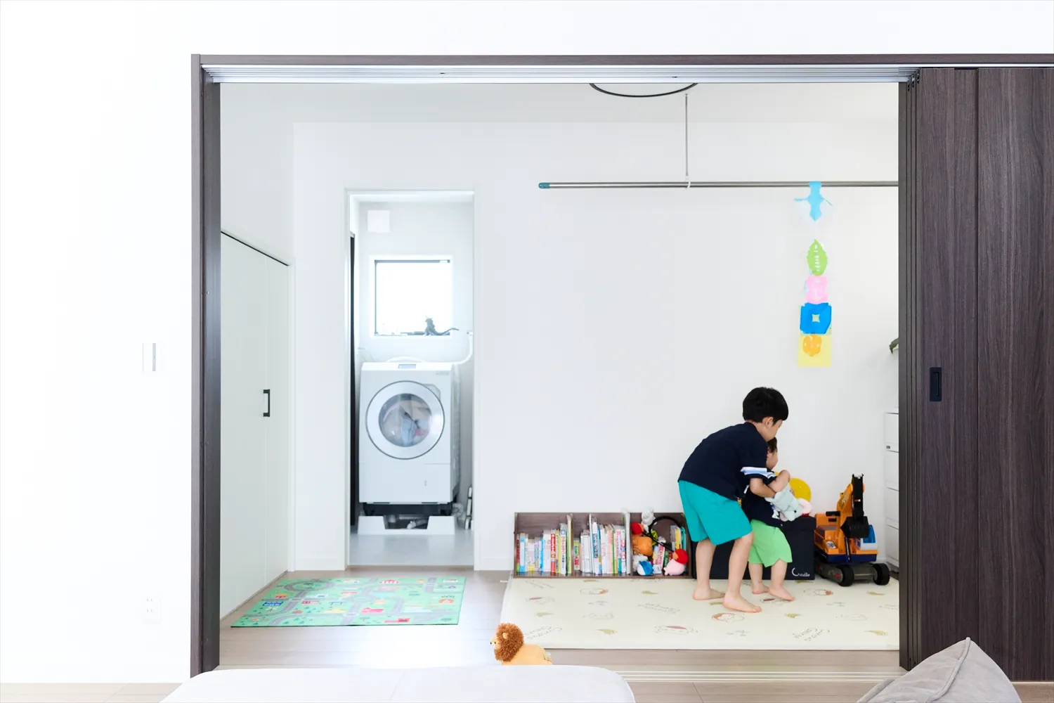 スッキリとしたリビングが保てるのはリビング横のスペースのおかげ image - 1