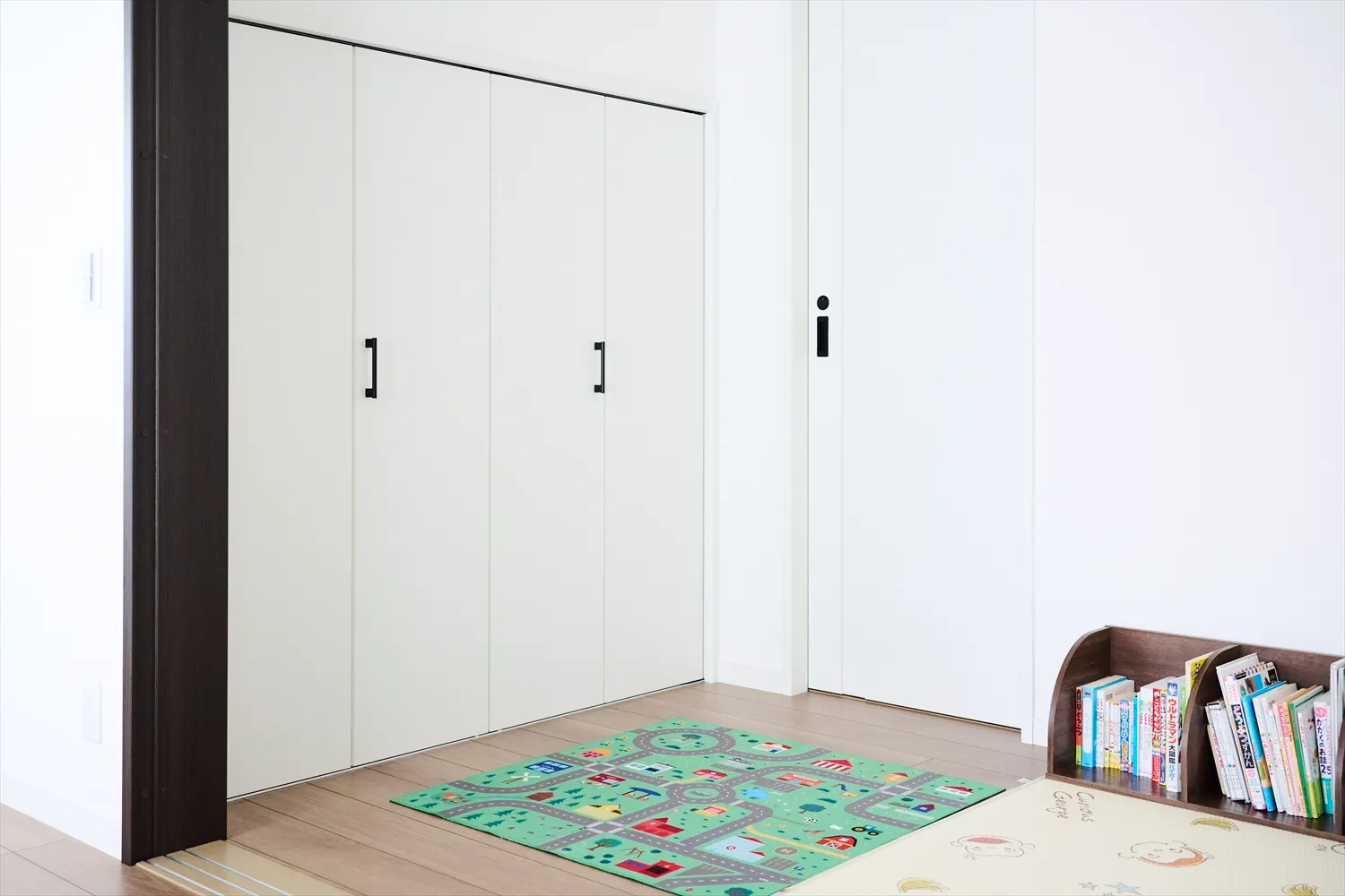 スッキリとしたリビングが保てるのはリビング横のスペースのおかげ image - 2