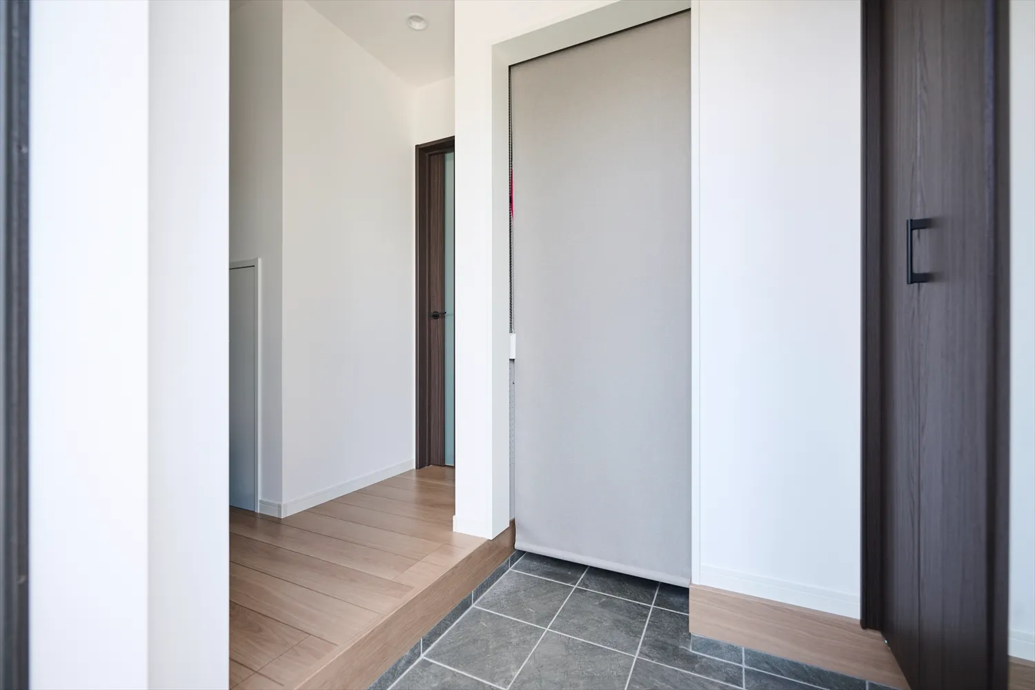 外出時の動線と収納の充実を叶えたシューズインクロゼット image - 2