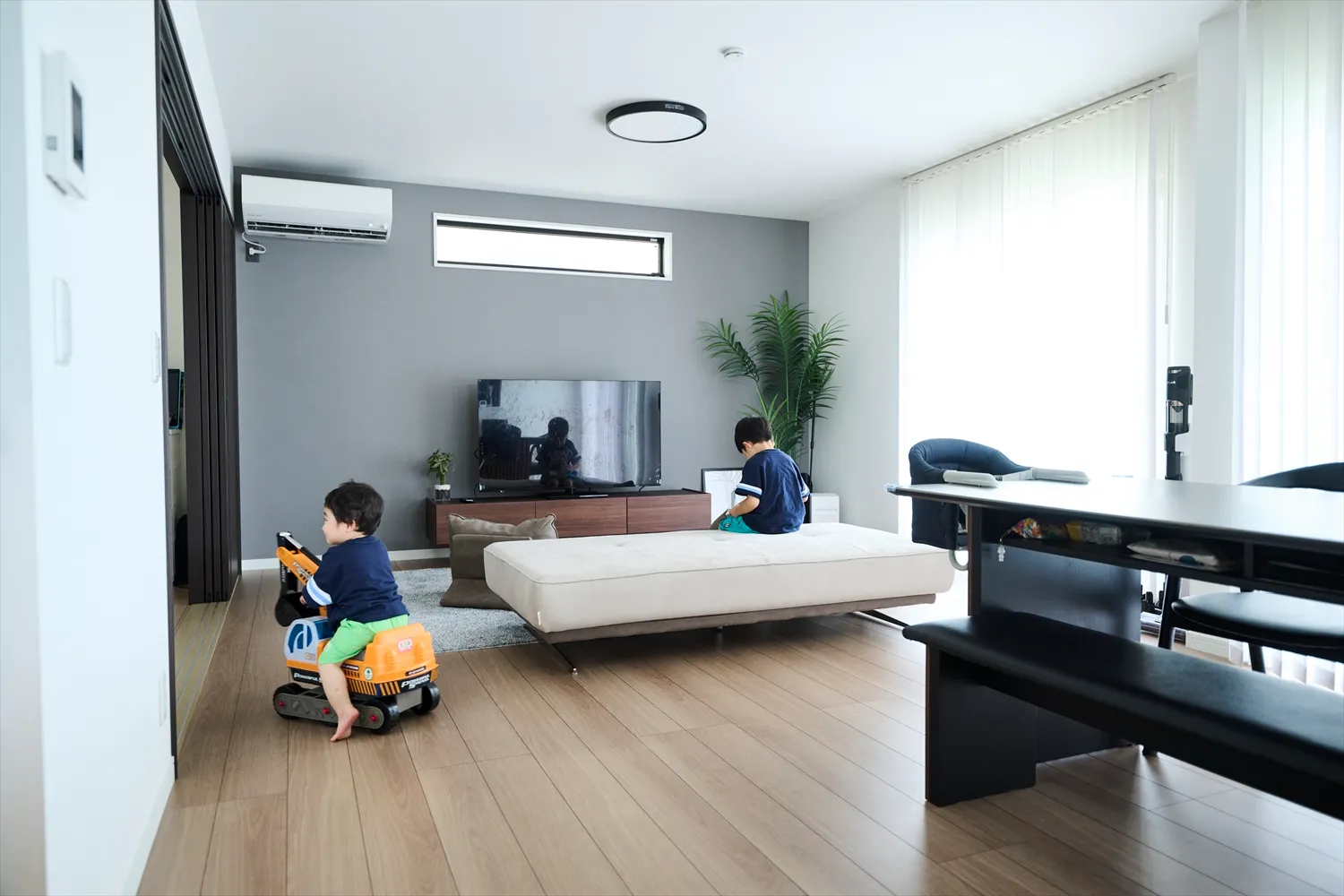 シンプルかつ圧迫感のないリビングダイニング