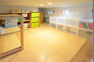 スキップフロアを活かした収納スペース