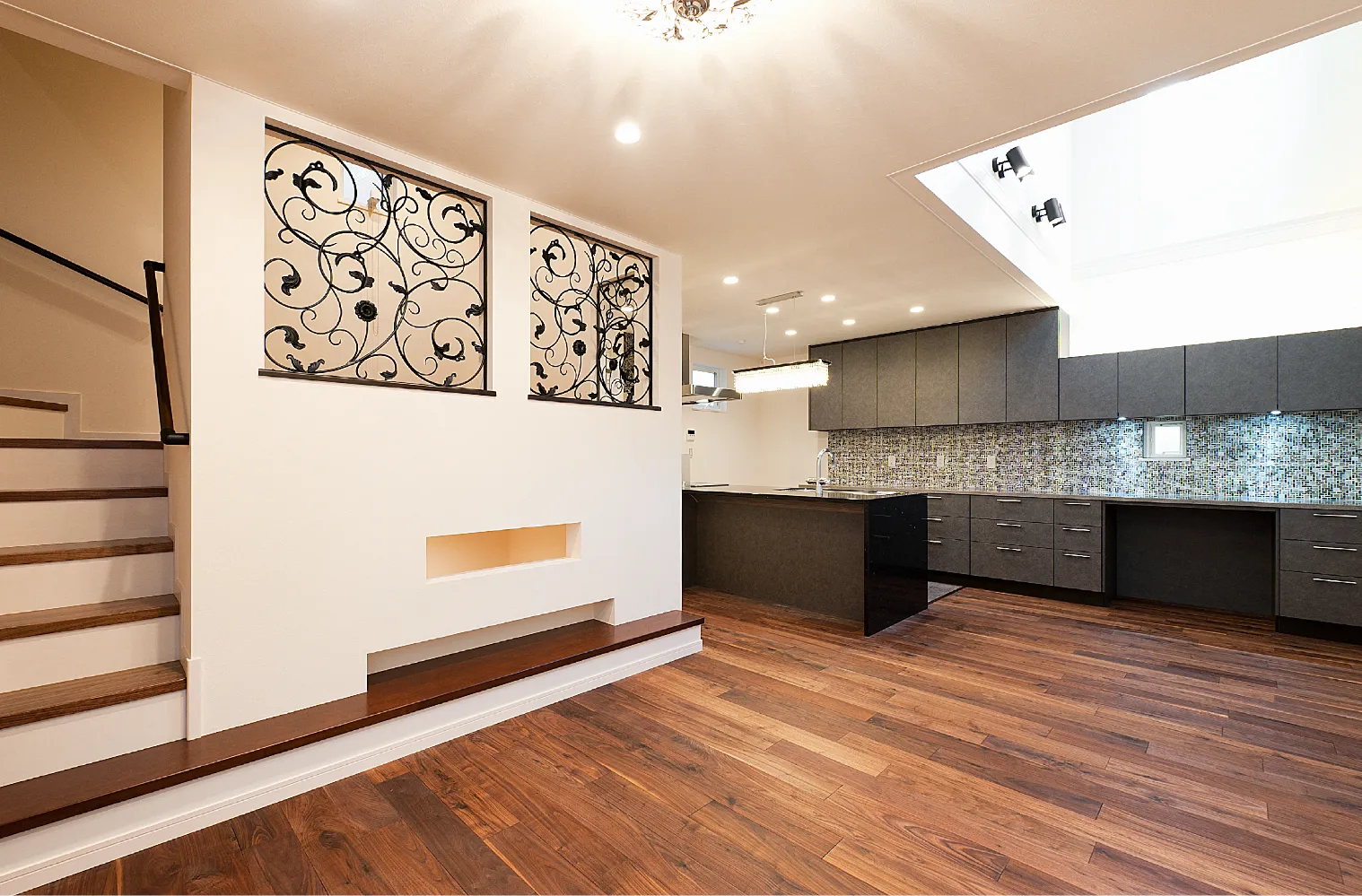 ロートアイアンの装飾フレームが印象的なLDK