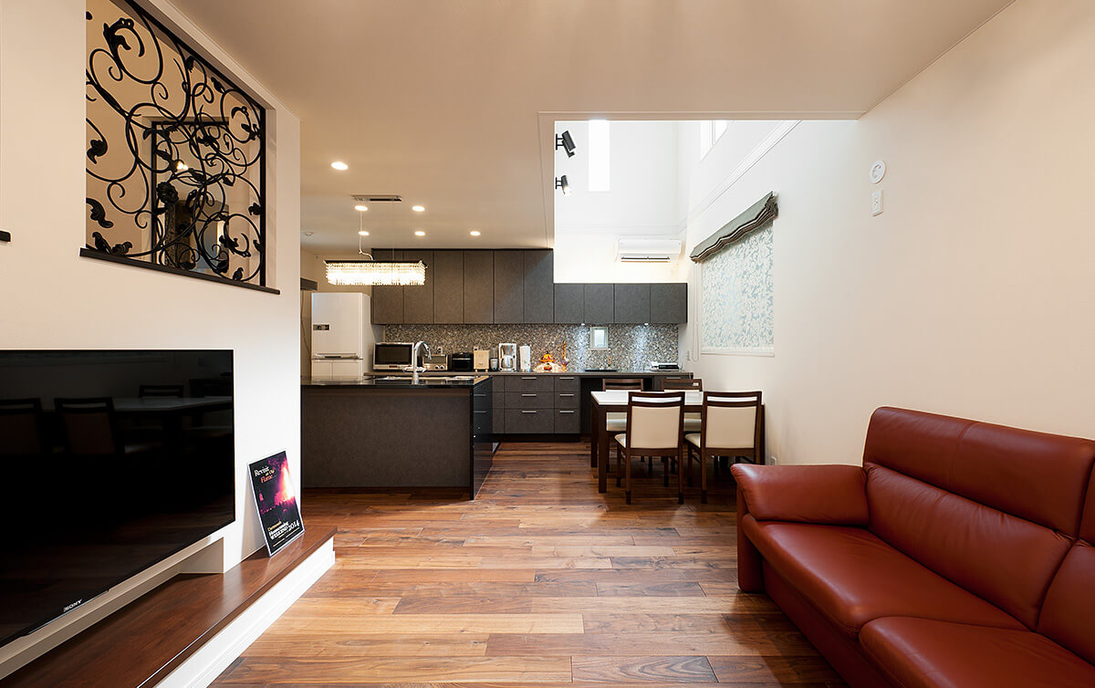 ヨーロッパ建築を参考にした採光と開放感、インテリアにこだわった住まい