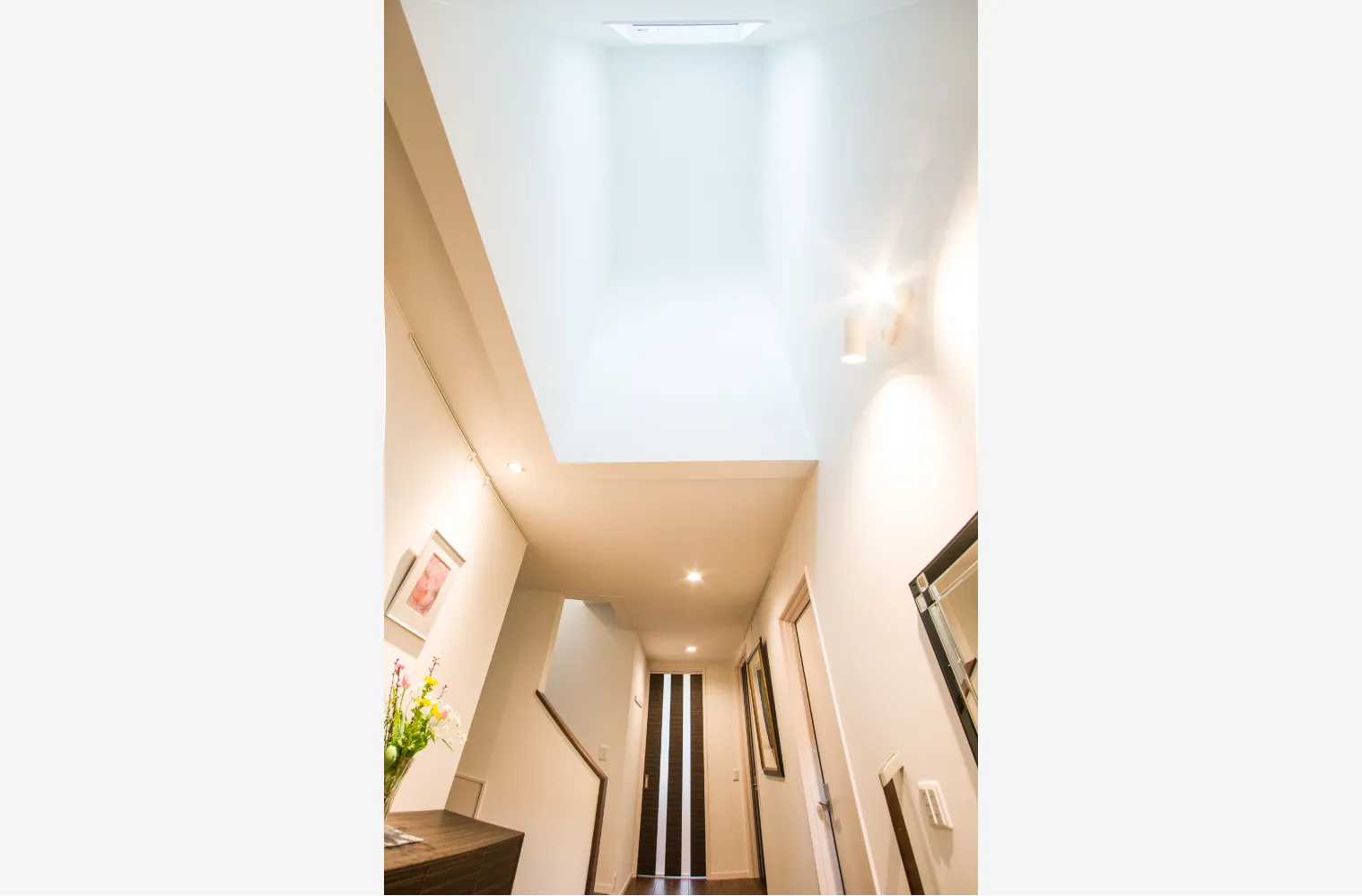 訪れた方の記憶に残る光と影のエントランス