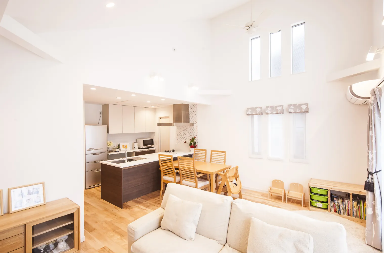 ご夫婦が夢だったとおっしゃる勾配天井はあえて梁を出して印象的な空間に。個性的に配したスリット窓からは明るい陽射しが降り注ぎます。