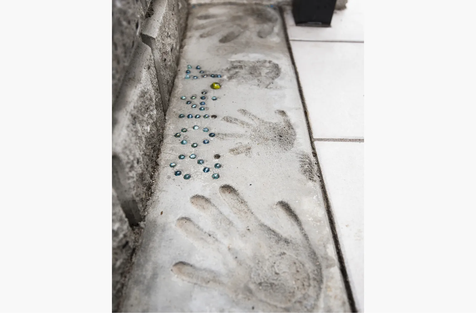 主人が新築記念の定礎としてどこかに残したかった「家族全員の手形」は外構部に設えることができました。