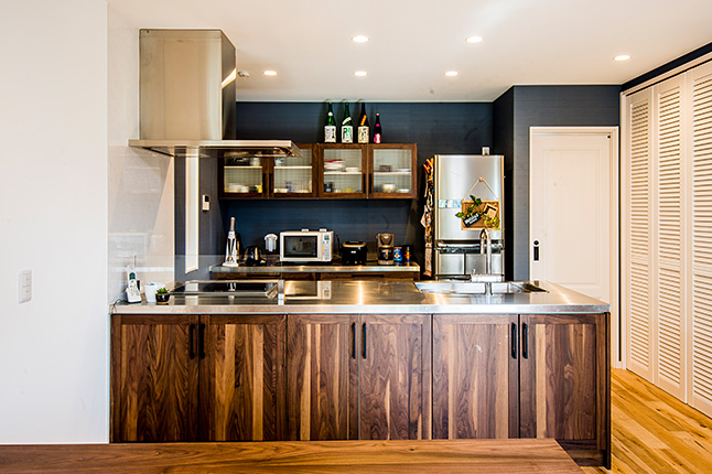 無垢とステンレスのコンビが美しい家具調キッチン