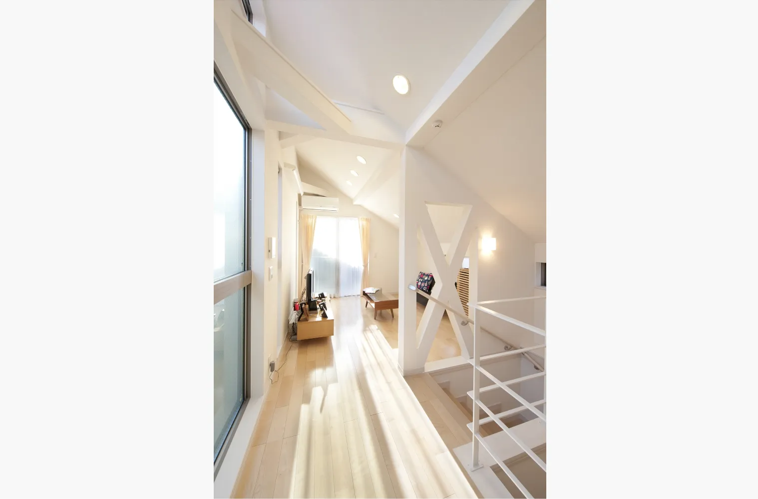 ダイニングキッチンから眺めたリビング。