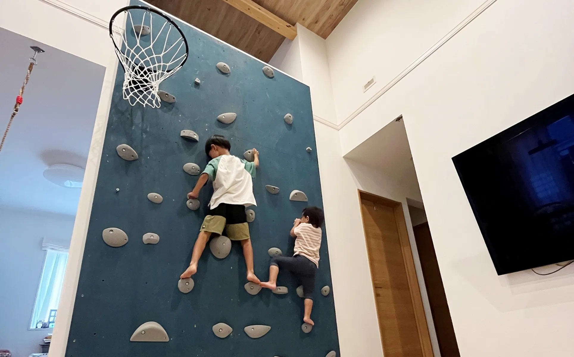 リビングダイニングのボルダリングウォール