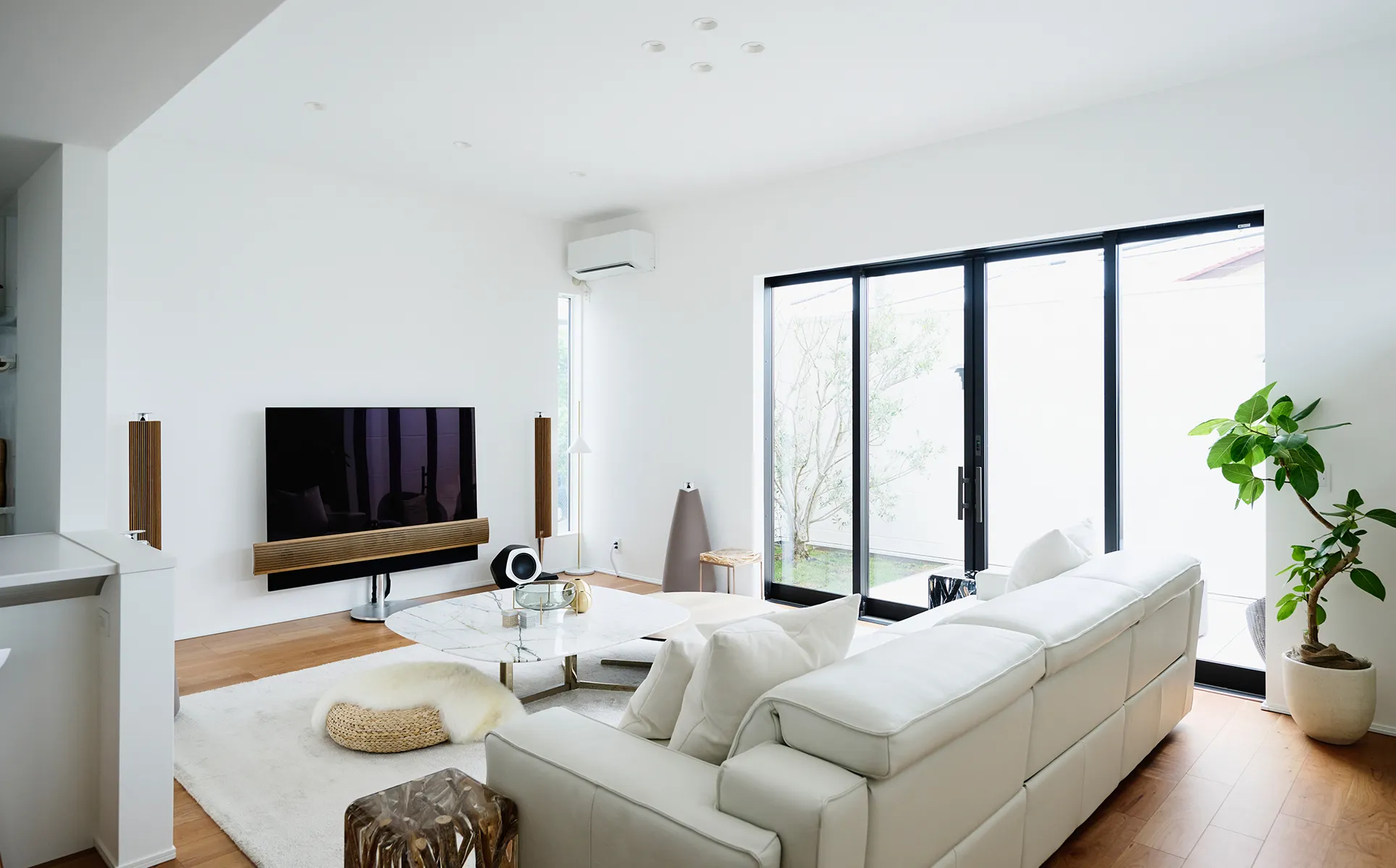 冬でもエアコンいらず。明るく開放的な2階リビング