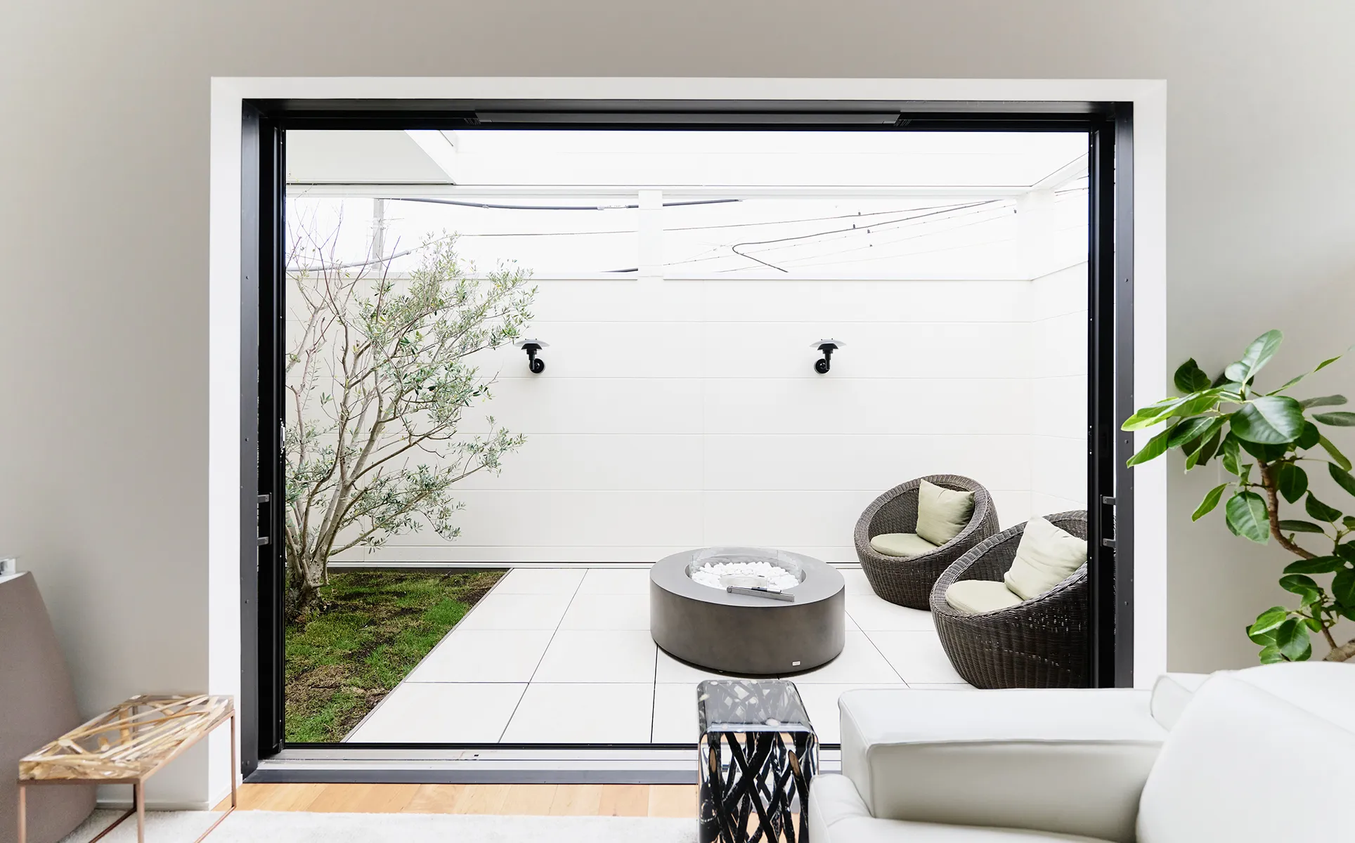 大きく開け放てられるバルコニーは2階とは思えないゆとり空間