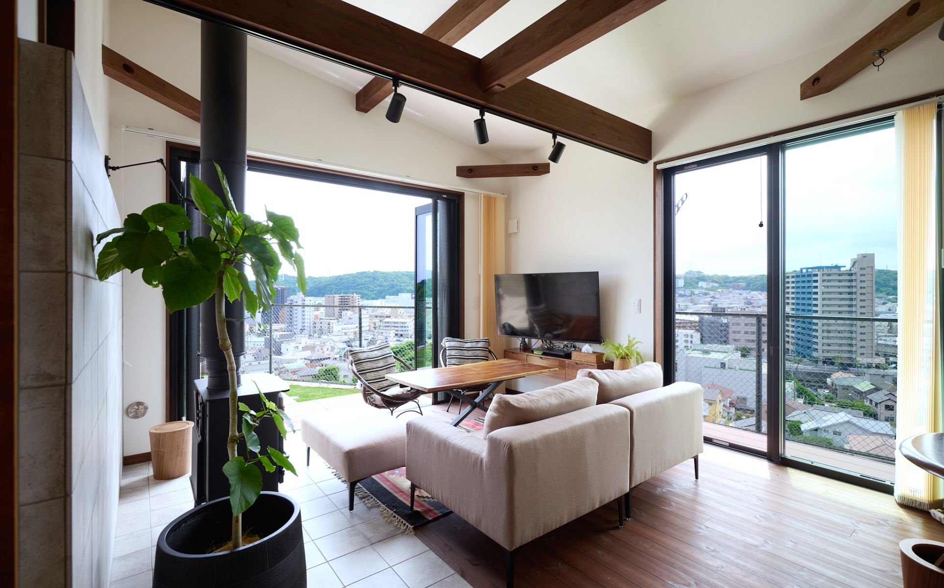 眺望のよいLDKとL型に配したウッドデッキ