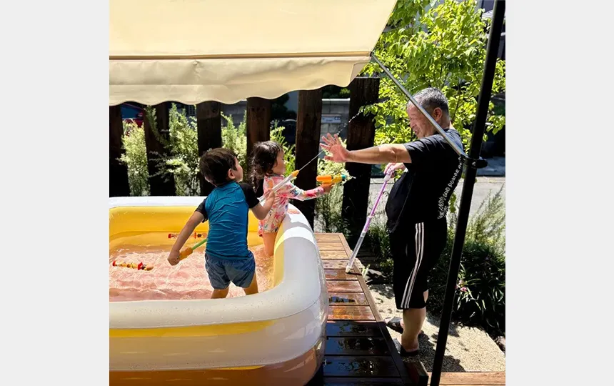 オーニングのあるウッドデッキ